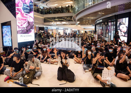 Un manifestant des slogans chants tout en tenant un parapluie pendant la manifestation.encore une semaine, érigent des barricades en feu, brûlé un drapeau chinois et la police a tiré du gaz poivré dans de nouveaux affrontements au cours de griefs par les manifestants anti-gouvernementaux. Banque D'Images