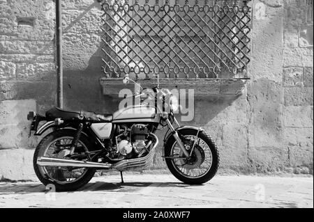 Moto Honda 400 Vintage debout dans la rue de la vieille ville italienne. Lecce, Pouilles, Italie Banque D'Images