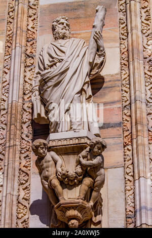 Closeup détail de façade du Duomo de Milan en Italie Banque D'Images