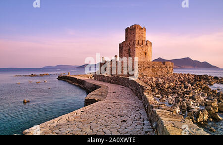 Trois étages, impressionnante tour de garde dans le fort Vénitien château de Modon, dans le Péloponnèse, Grèce. Coucher du soleil au crépuscule du temps panorama. Banque D'Images