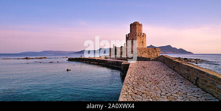 Trois étages, impressionnante tour de garde dans le fort Vénitien château de Modon, dans le Péloponnèse, Grèce. Coucher du soleil au crépuscule du temps panorama. Banque D'Images