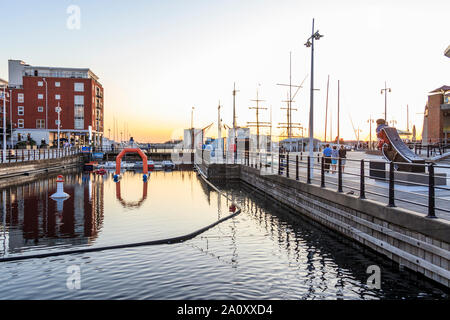 Coucher du soleil à GUNWHARF QUAYS, Portsmouth, Angleterre, RU Banque D'Images