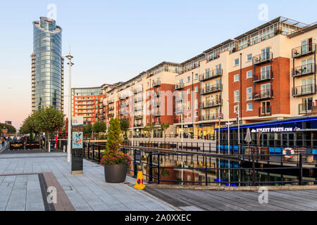 Coucher du soleil à GUNWHARF QUAYS, Portsmouth, Angleterre, RU Banque D'Images