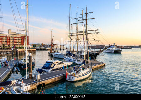 Les bateaux à voile ou à moteur, y compris le navire suédois Gunilla 'TS', amarrée à GUNWHARF QUAYS Marina, Portsmouth, Royaume-Uni. Banque D'Images