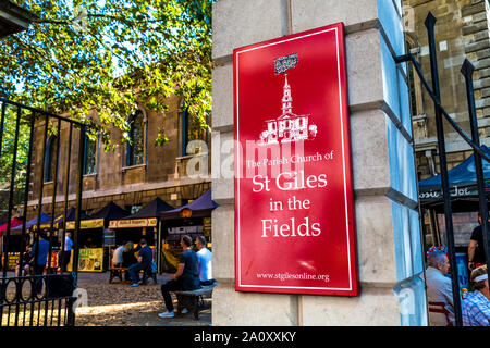 Porte de St Giles dans l'église de champs à Tottenham Court Road et du marché alimentaire dans le cimetière, London, UK Banque D'Images