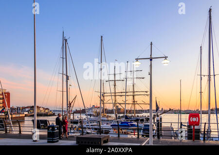 Les bateaux à voile ou à moteur, y compris le navire suédois Gunilla 'TS', amarrée à GUNWHARF QUAYS Marina, Portsmouth, Angleterre, RU Banque D'Images