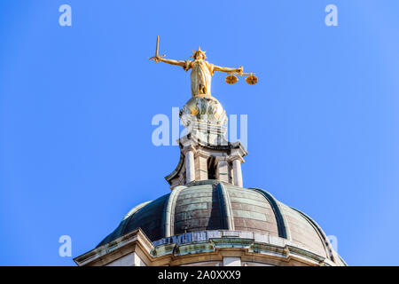 Statue de Dame Justice par le sculpteur britannique F. W. Pomeroy sur le dôme de la Cour pénale centrale, Old Bailey, London EC4, UK Banque D'Images