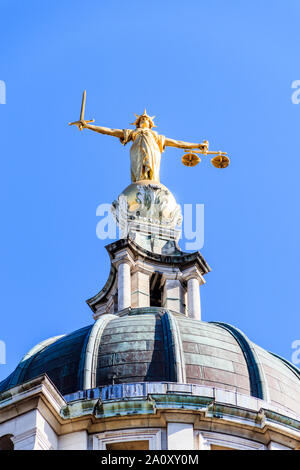 Statue de Dame Justice par le sculpteur britannique F. W. Pomeroy sur le dôme de la Cour pénale centrale, Old Bailey, London EC4, UK Banque D'Images