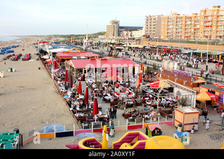 Les gens aiment à profiter des repas en plein air dans l'air libre à Sceveningen à la plage en été Banque D'Images