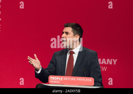 Conférence annuelle du Parti travailliste en 2019, centre de Brighton, Brighton, Angleterre, Royaume-Uni. 22e. Septembre, 2019. Richard Burgon Ombre député Secrétaire d'État à la justice et Lord Chancelier d'ombre s'exprimant sur la scène principale de la reconstruction des services publics à la conférence annuelle du Parti travailliste 2019 Credit : Alan Beastall/Alamy Live News. Banque D'Images