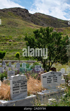 Dogubayazıt, Turquie : Tombes, pierres tombales et des fleurs dans le cimetière à côté de la petite mosquée près de l'Ishak Pasha Palace et le château de vieux Beyazit Banque D'Images