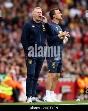 Aston Villa manager Dean Smith (à gauche) et l'entraîneur-chef adjoint John Terry crier à partir de la ligne de touche lors de la Premier League match à l'Emirates Stadium, Londres. Banque D'Images