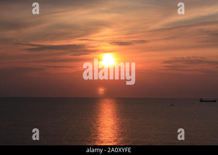 Belle vue sur le coucher du soleil à la plage de Scheveningen. Cette photo a été prise à partir de la jetée de Scheveningen strand à Den Haag, Pays-Bas. Banque D'Images