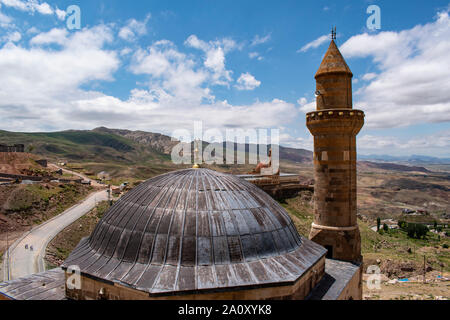 Dogubayazıt, Turquie : vue sur la mosquée Eski Bayezid Cami et l'Ishak Pasha Palace, semi-ruiné palais et le complexe administratif de la période Ottomane Banque D'Images