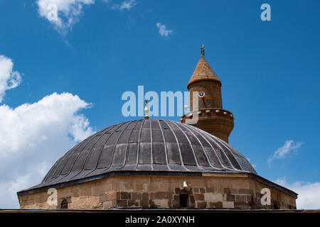 Dogubayazıt, Turquie : le minaret et la coupole de la mosquée Eski Bayezid Cami dans la magnifique vallée de la célèbre Ishak Pasha Palace Banque D'Images