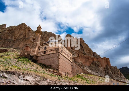 Dogubayazıt, Turquie : l'Eski Bayezid Cami, près de la mosquée Ishak Pasha Palace, avec l'ancien château de vieux sur la route de Beyazit jusqu'à la montagne Banque D'Images