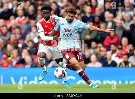 L'arsenal Bukayo Saka (à gauche) et l'Aston Villa Trezeguet bataille pour la balle durant le match en Premier League à l'Emirates Stadium, Londres. Banque D'Images