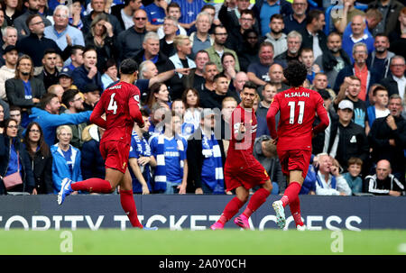 Le centre de Liverpool, Roberto Firmino (deuxième à droite) célèbre marquant son deuxième but de côtés du jeu pendant la Premier League match à Stamford Bridge, Londres. Banque D'Images