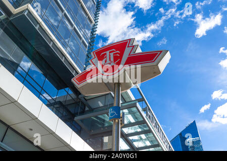 Toronto, Canada - 20 août, 2018 : Toronto TTC signer et entrée du métro à North York Banque D'Images