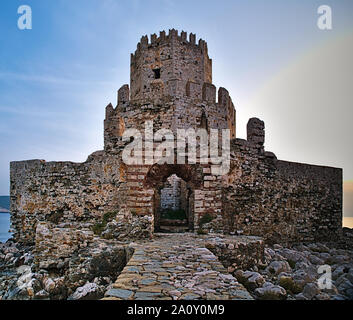 Trois étages, impressionnante tour de garde dans le fort Vénitien château de Methoni, une station balnéaire du Péloponnèse, Grèce. Banque D'Images