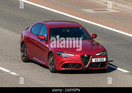 Alfa Romeo rouge ; classique, spécialiste, l'avenir de collection voitures anciennes sur la M6 à Lancaster, UK Banque D'Images