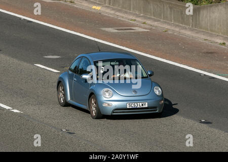 Un VW Volkswagen Beetle Bug voyageant en direction nord sur l'autoroute M6 près de Garstang dans le Lancashire, Royaume-Uni. Banque D'Images