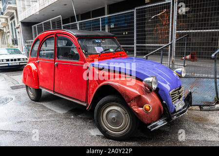 Athènes, Grèce - 31 décembre 2018 : rouge et bleu 2 CV Citroën deux chevaux vapeur (ou deux chevaux fiscaux) voiture garée dans une rue d'Athènes, Grèce Banque D'Images