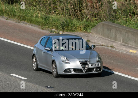 Une Alfa Romeo giulietta veloce jtdm-2 voyageant sur l'autoroute M6 Banque D'Images