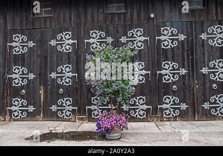 Vieilles portes d'une grange à Hohenschwangau Allemagne Banque D'Images