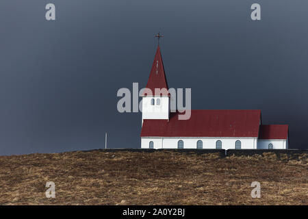 L'emblématique église blanche au toit rouge dans la région de Vik, Islande Banque D'Images