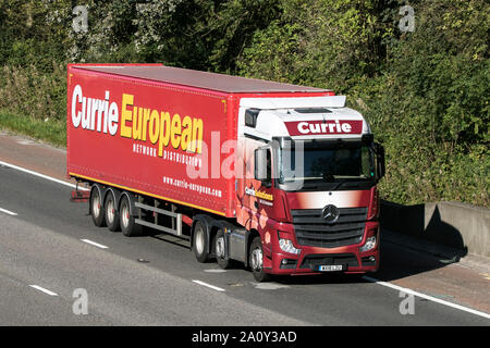 Une Mercedes de Currie European transport fret chariot qui se déplace en direction nord sur l'autoroute M6 près de Garstang dans le Lancashire, Royaume-Uni. Banque D'Images