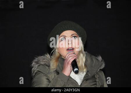 Singer, et l'écologiste, Charlotte Church, chante à la changement climatique mars à Londres. Banque D'Images