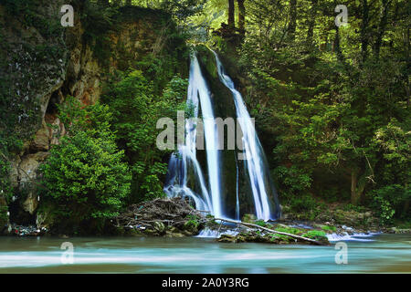 Belle cascade à Vadu Crisului, montagne Apuseni, Roumanie Banque D'Images