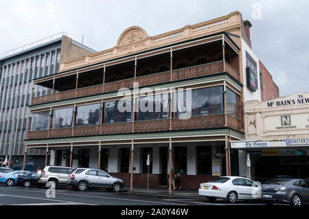 Le style Victorien George Hotel de trois étages avec un balcon véranda qui est unique dans l'état de Victoria en Australie. Le George est en Lydi Banque D'Images