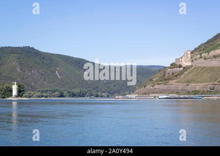 Rhein-Nahe Eck (Rhine-Nahe--Corner) à Bingen am Rhein, Allemagne avec la Mäuseturm (Tour de la souris) et le château d'Ehrenfels dans l'arrière-plan. Banque D'Images