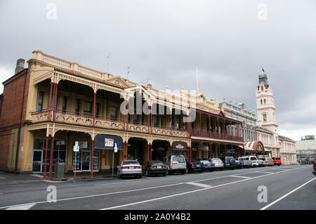 Une rangée de bâtiments Victoriens y compris le Colonist Hall, mineurs et change l'ancien bureau de poste sur la rue Lydiard au nord dans la ville de Ballarat, Vi Banque D'Images