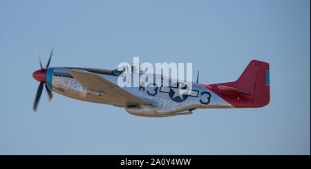 WW2 North American P-51 Mustang battant l'affichage à l'IWM Duxford 2019 Spectacle aérien de la bataille d'Angleterre, Cambridgeshire, Angleterre, RU Banque D'Images