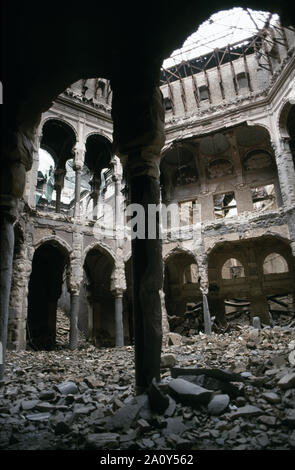 31 mai 1993 pendant le siège de Sarajevo : l'intérieur de l'holocauste à la National Art Gallery et de la bibliothèque sur Obala Kulina bana. Aujourd'hui, c'est l'Hôtel de ville de Sarajevo. Banque D'Images