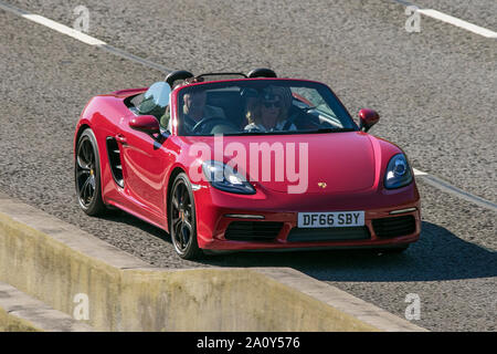 Une Porsche 911 voyageant en direction nord sur l'autoroute M6 près de Garstang dans le Lancashire, Royaume-Uni. Banque D'Images