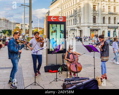 Les jeunes élèves de l'école de musique classique jouant sur rue animée de Vienne, Autriche. Banque D'Images