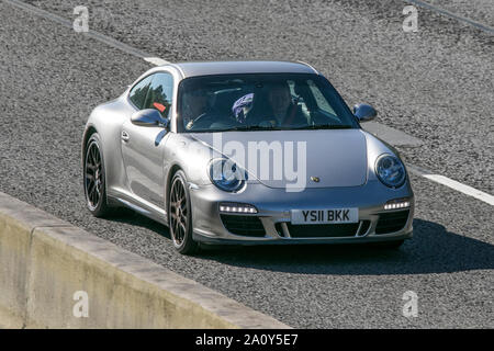 Une Porsche 911 voyageant en direction nord sur l'autoroute M6 près de Garstang dans le Lancashire, Royaume-Uni. Banque D'Images