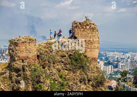 07 15 2019 Tbilisi Géorgie les touristes à la recherche vers le bas qui est monté en ruines- Narikala une ancienne forteresse surplombant la capitale de la Géorgie et de la Mtkvari Banque D'Images