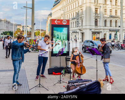 Les jeunes élèves de l'école de musique classique jouant sur rue animée de Vienne, Autriche. Banque D'Images