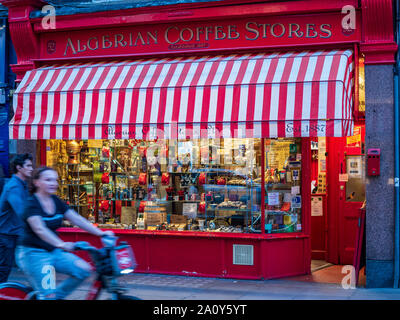 Café algérien dans les magasins Old Compton Street Soho Londres Centre. Le magasin est ouvert depuis 1887 la vente de cafés et thés Banque D'Images