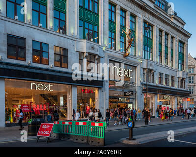 Next Oxford Street - prochaine boutique de mode à Oxford Street dans le centre de Londres. Le magasin phare de Next's à Oxford St, dans le West End de Londres. Banque D'Images