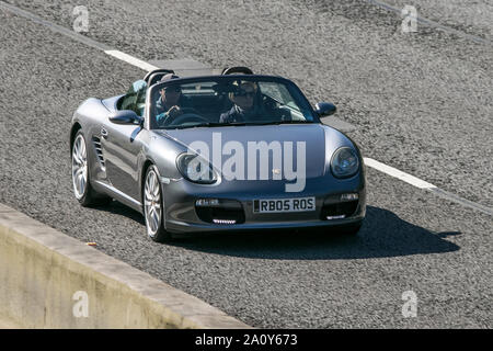 Une Porsche 911 Cabriolet voyageant en direction nord sur l'autoroute M6 près de Garstang dans le Lancashire, Royaume-Uni. Banque D'Images