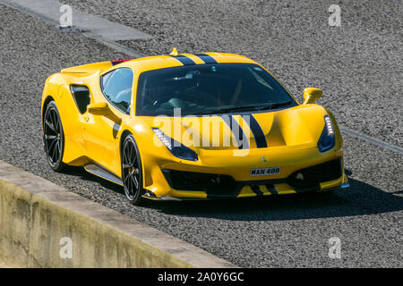 Une Ferrari 488 Spider supercar voyageant en direction nord sur l'autoroute M6 près de Garstang dans le Lancashire, Royaume-Uni. Banque D'Images