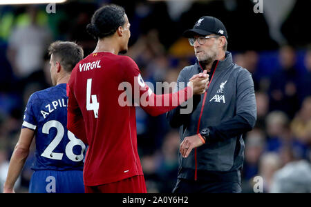 Le manager de Liverpool Jurgen Klopp (à droite) célèbre la victoire avec Virgil van Dijk (à gauche) après le coup de sifflet final lors de la Premier League match à Stamford Bridge, Londres. Banque D'Images