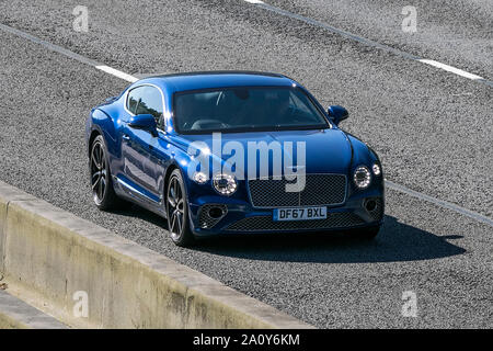 Une Bentley Continental GT voyageant en direction nord sur l'autoroute M6 près de Garstang dans le Lancashire, Royaume-Uni. Banque D'Images