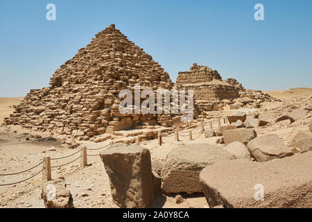 Trois pyramides de reines près de la pyramide de Menkaourê à Giza Banque D'Images
